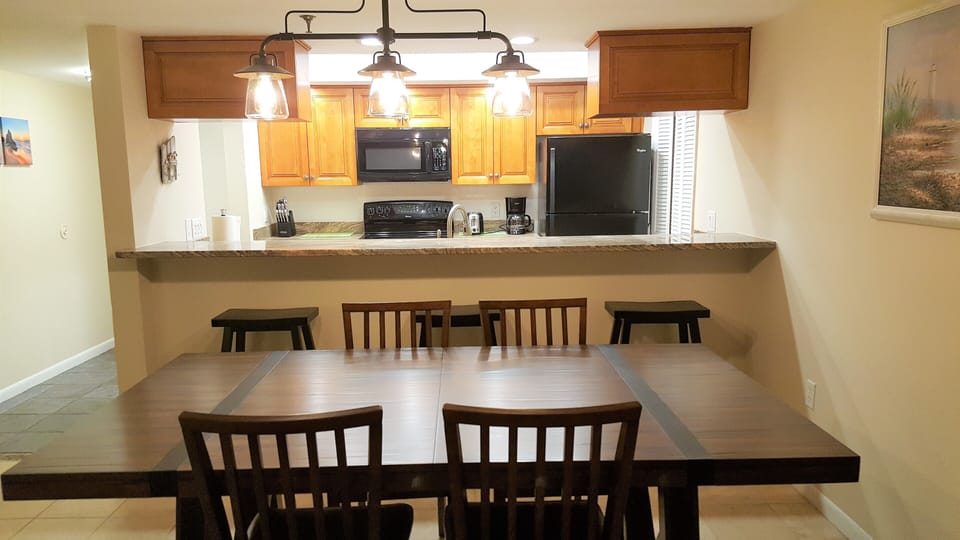 Dinning table for 6.  A leaf provided makes this table even larger.