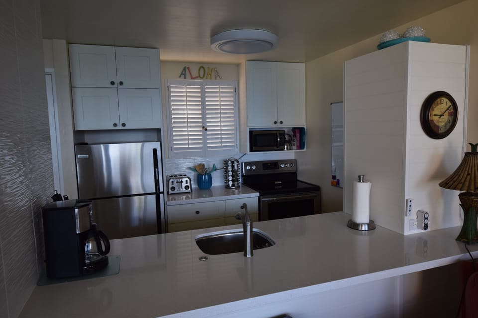 Fully stocked kitchen with clean Silestone quartz countertops.