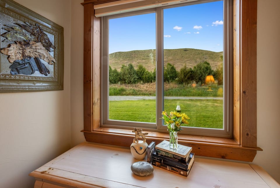2nd bedroom on the main level with queen bed