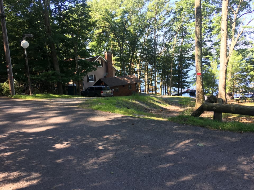 This property belongs to Cottage house with access to the lake 