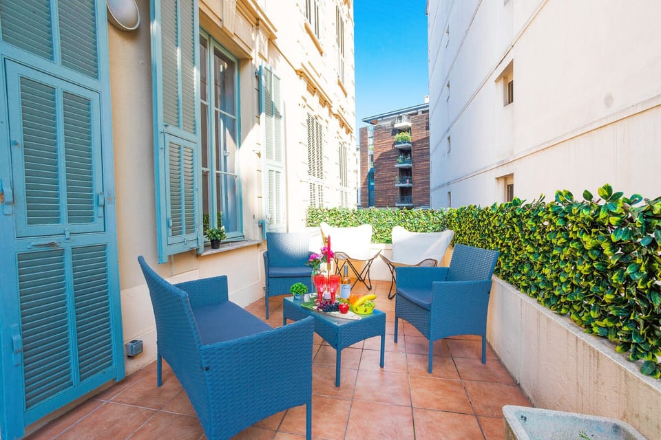 SPACIOUS TERRACE WITH GARDEN LOUNGE