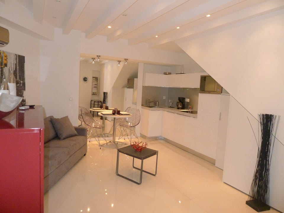LOUNGE / DINING AREA