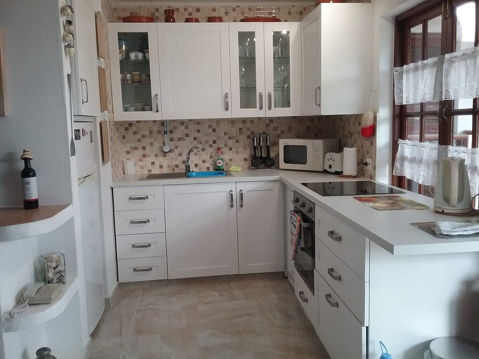 recently fitted kitchen Inc dishwasher