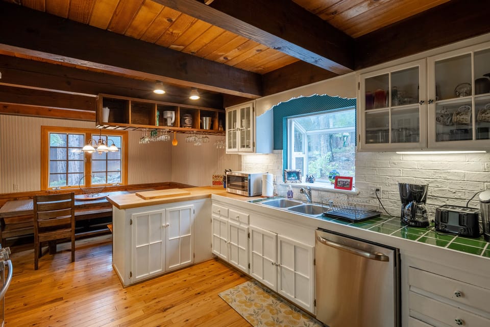 Mollys Treehouse Kitchen and Dining Area - Mollys Treehouse Kitchen and Dining Area
