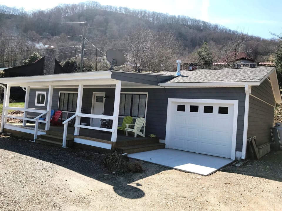 Front of home with single car garage.