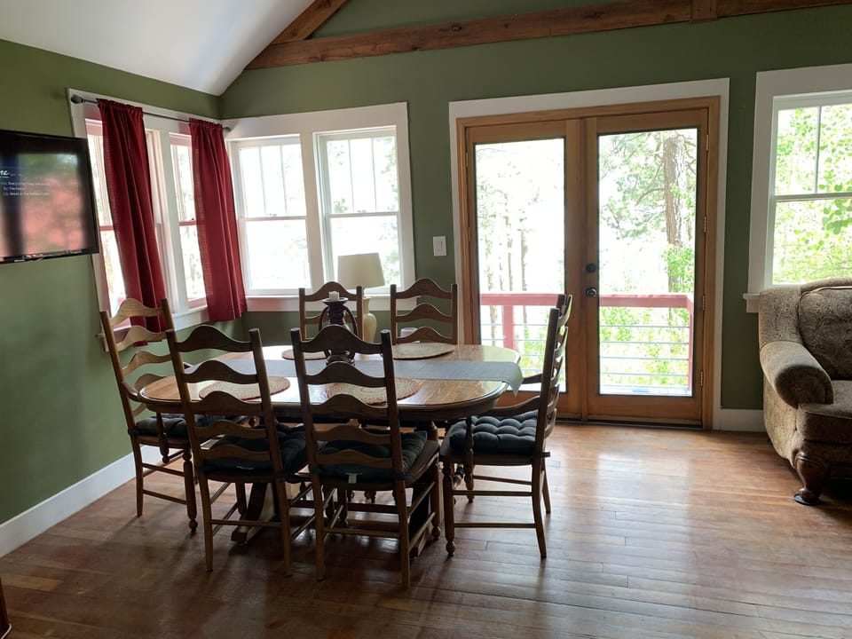 Enjoy every meal at the cabin with a View that seats 6!