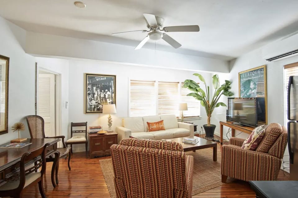 Living room with large TV/Cable/Wifi