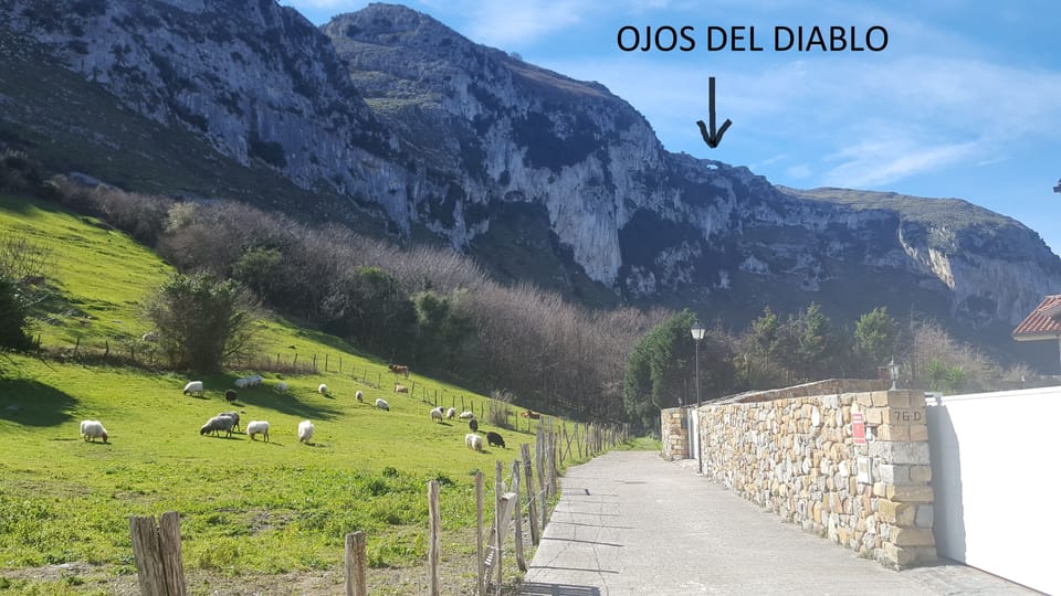 Beginning of the route in the eyes of the devil, in front of the villa door