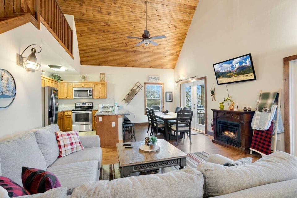 Open Concept Great Room, Kitchen, Dining with Wood Floors, Vaulted Ceilings, Fireplace, HD Smart TV