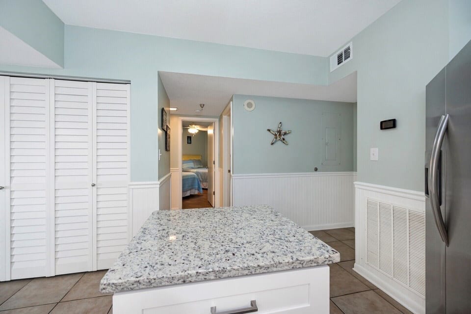 Split floor plan with 2 guest bedrooms with queen beds & guest bathroom. 