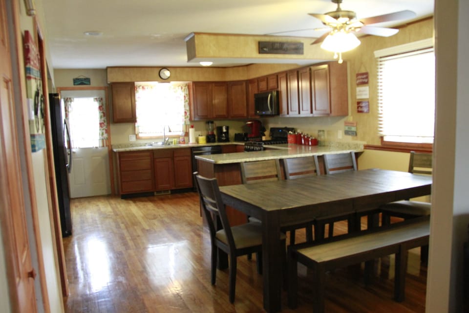 dining area and kitchen view