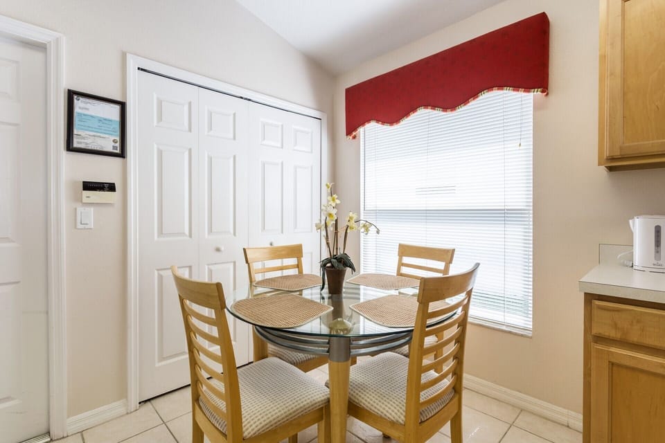 Kitchenette - Breakfast nook 