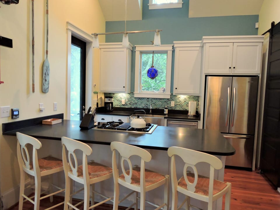 Snack bar that is connecting the kitchen to the dining room for extra seating