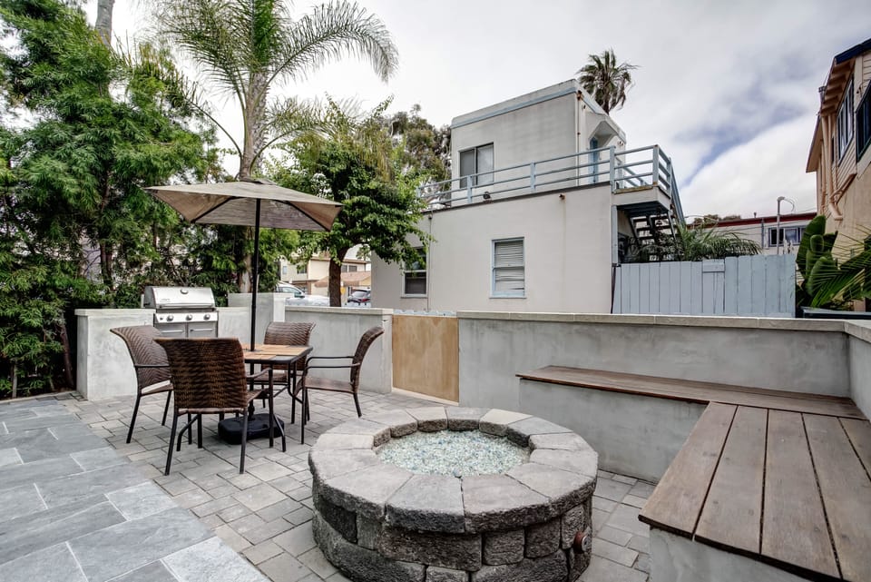 Outdoor patio with fire pit and built in gas barbecue. 