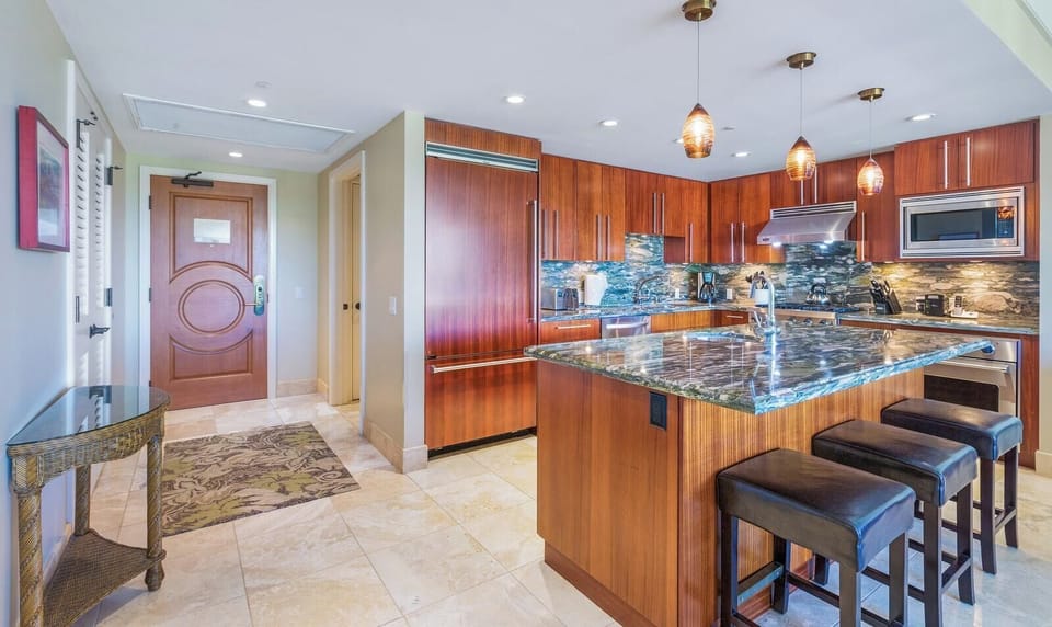 Pancake breakfasts and pupu platters are simple in this chef-friendly kitchen with plenty of prep space
