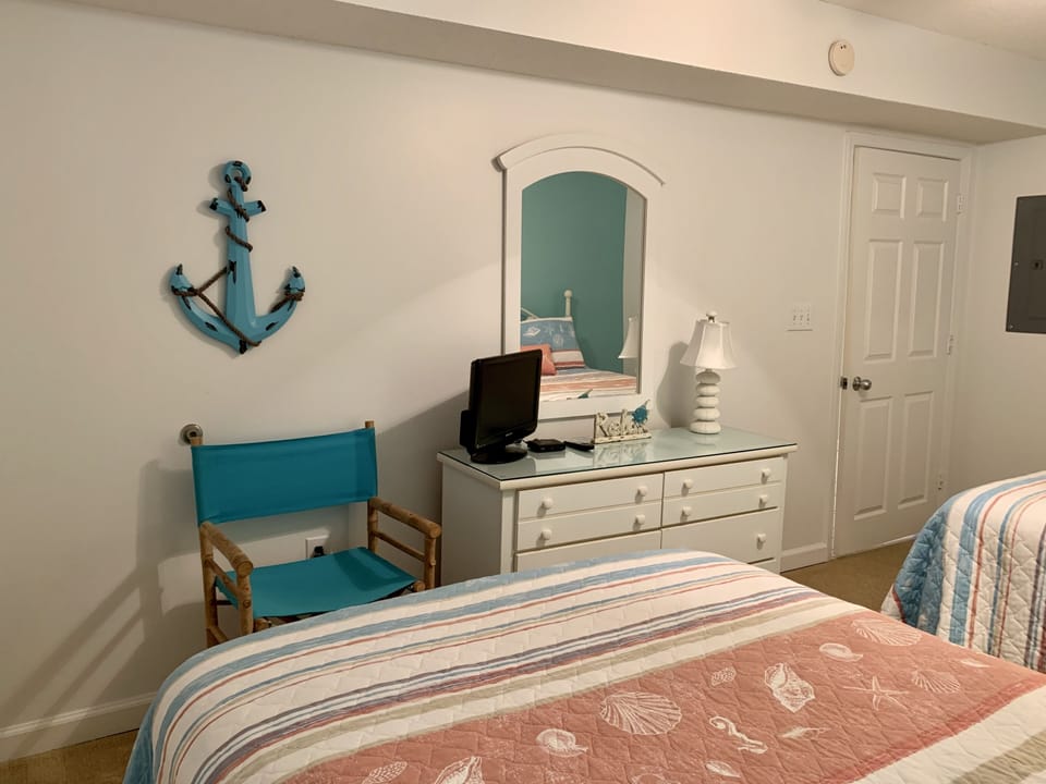 2nd Bedroom with Double Beds, cable TV!