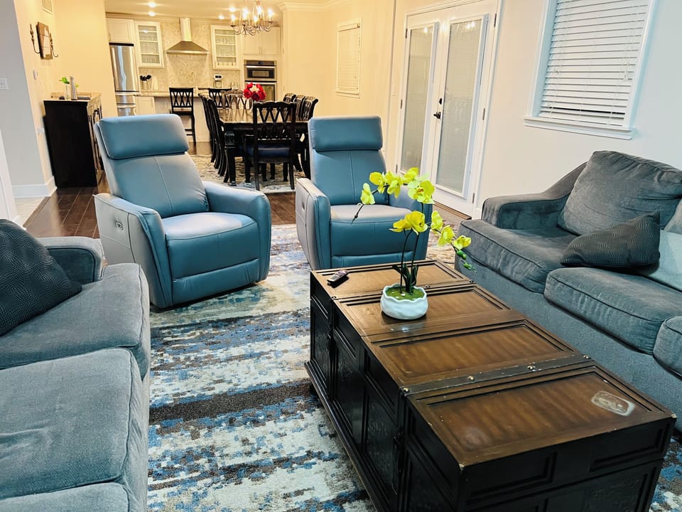 2 motorized recliners & 2 queen pullout beds in the living room 