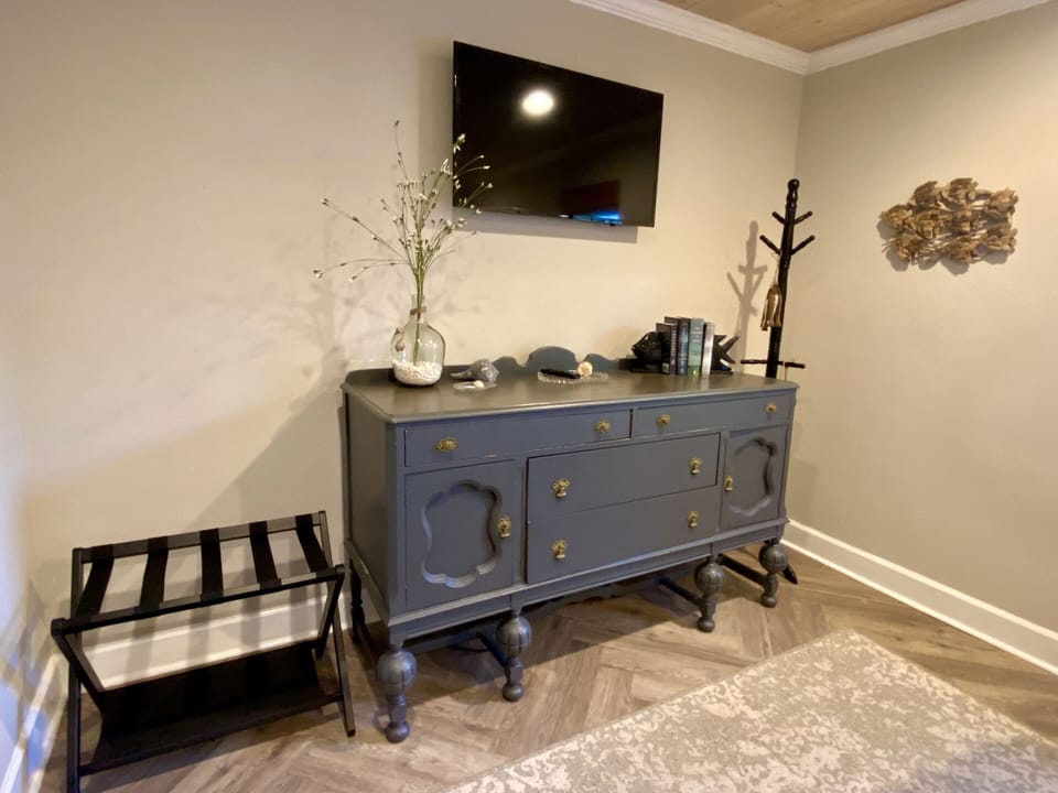 King Bed (alternate view)