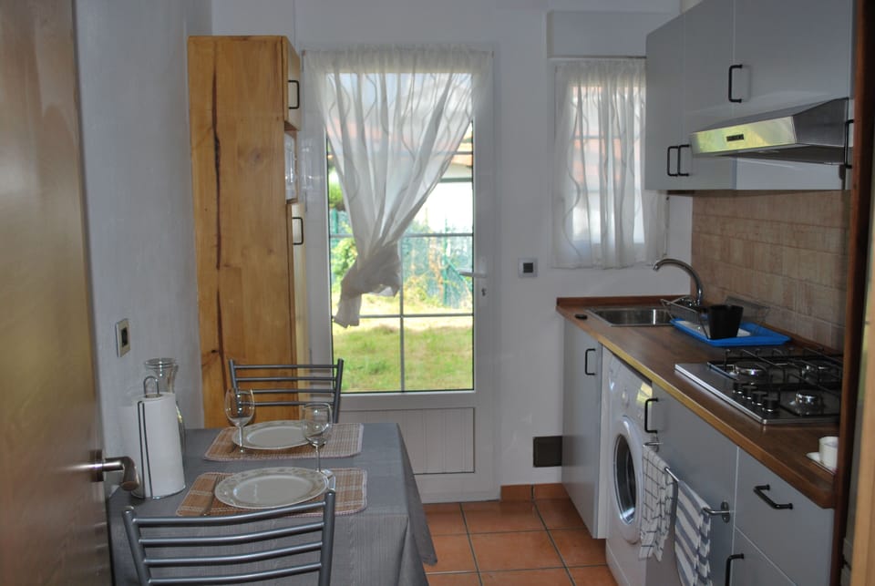 Kitchen equipped, and exit to the private garden