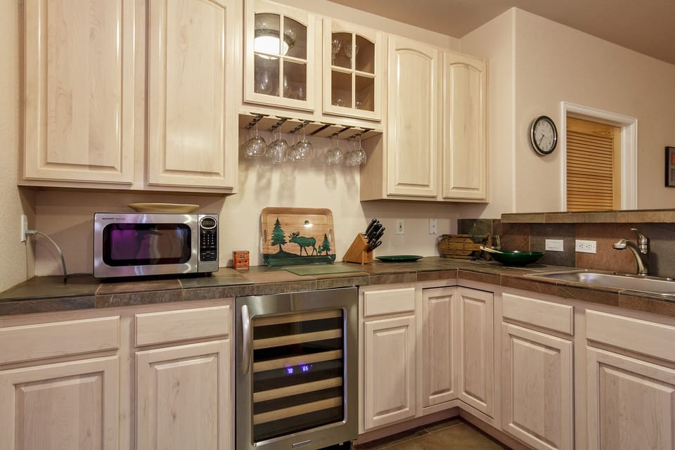 LL wet bar with full sink, wine cave, dishwasher, fridge, etc.  Well stocked. 