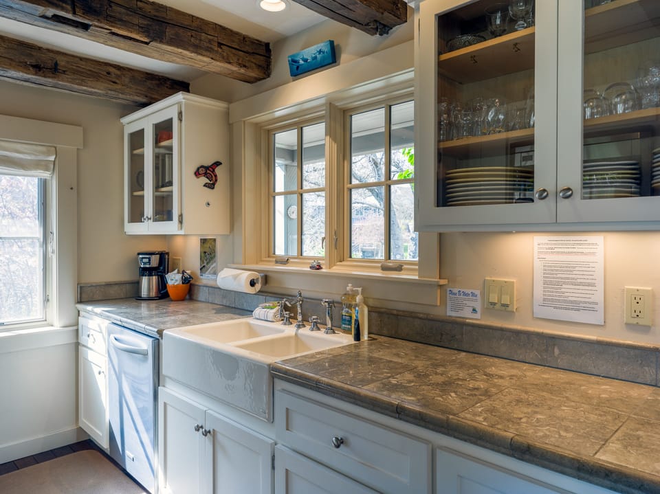 252 Crescent Beach Cottage Marketing Photos 04_01_2023 (32)