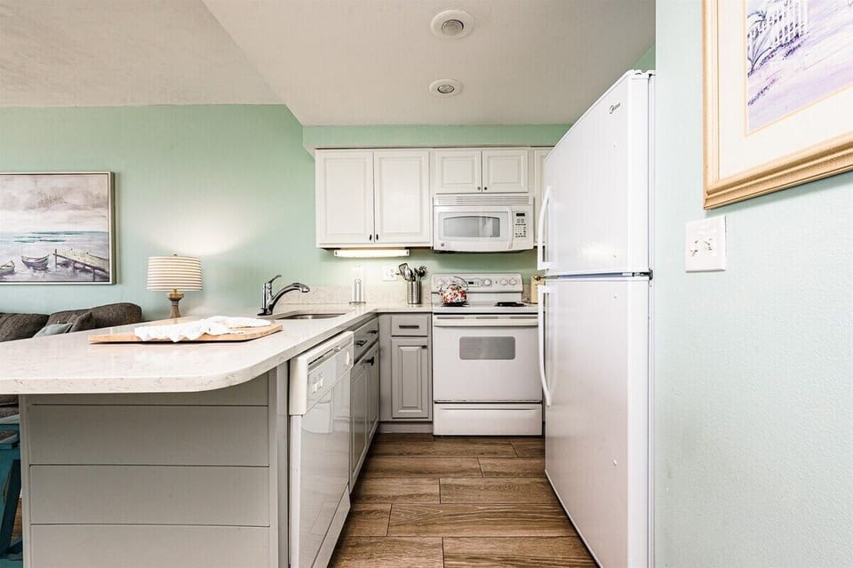 Cozy kitchen with plenty of seating