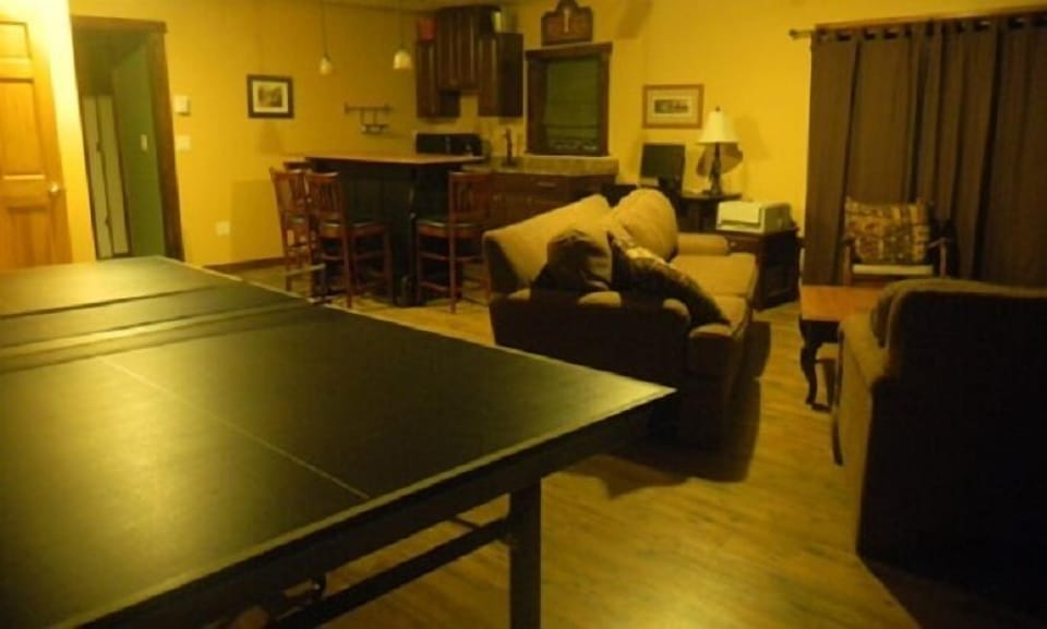 Rec room w/ping pong table, dart board, bar, mini fridge, 50' plasma TV & PC.