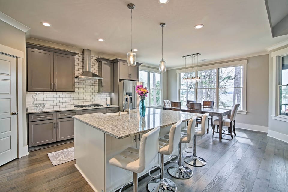 This 4,800-square-foot home comfortably sleeps up to 16 guests.