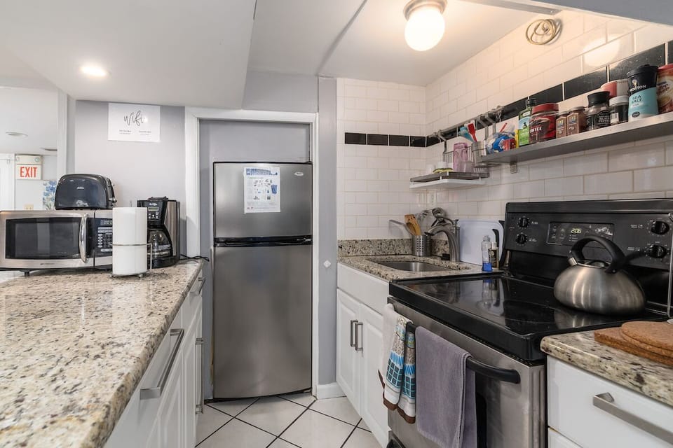 kitchen with stove/oven, fridge/freezer, microwave, toaster, coffee maker, sink
