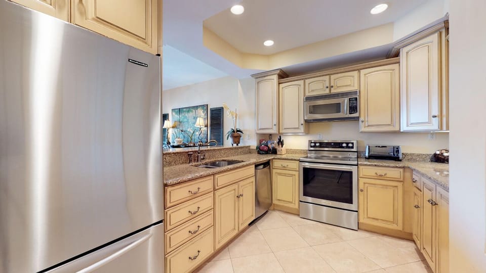 Fully Equipped Kitchen with Custom Cabinetry