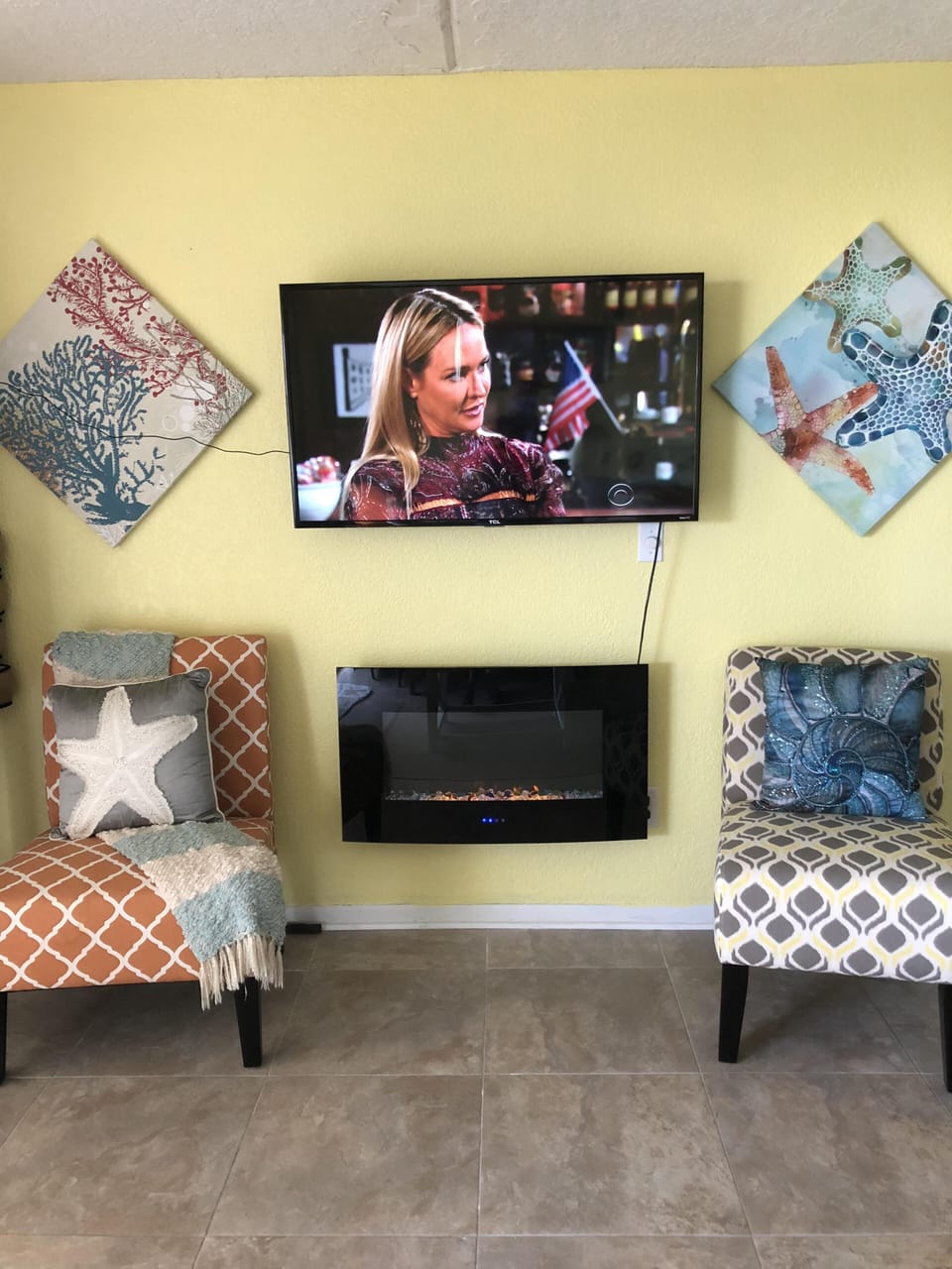 Smart TV, electric fireplace with heater for a cozy and romantic evening. 
