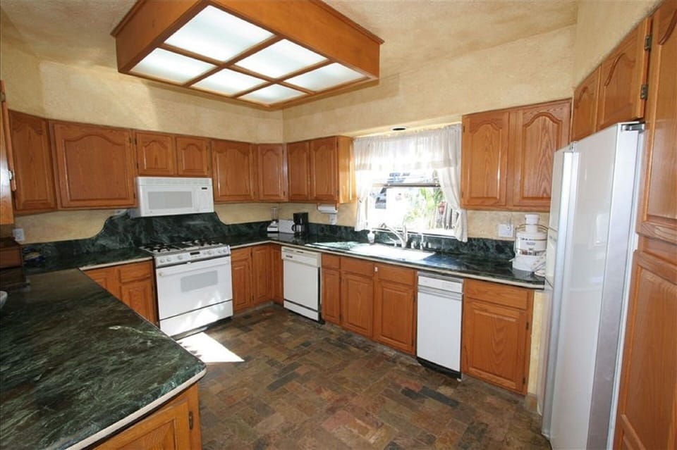 full kitchen for The gourmet chef