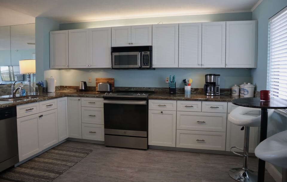 Full kitchen with an open concept space that leads into the dini - Full kitchen with an open concept space that leads into the dining room and living room.