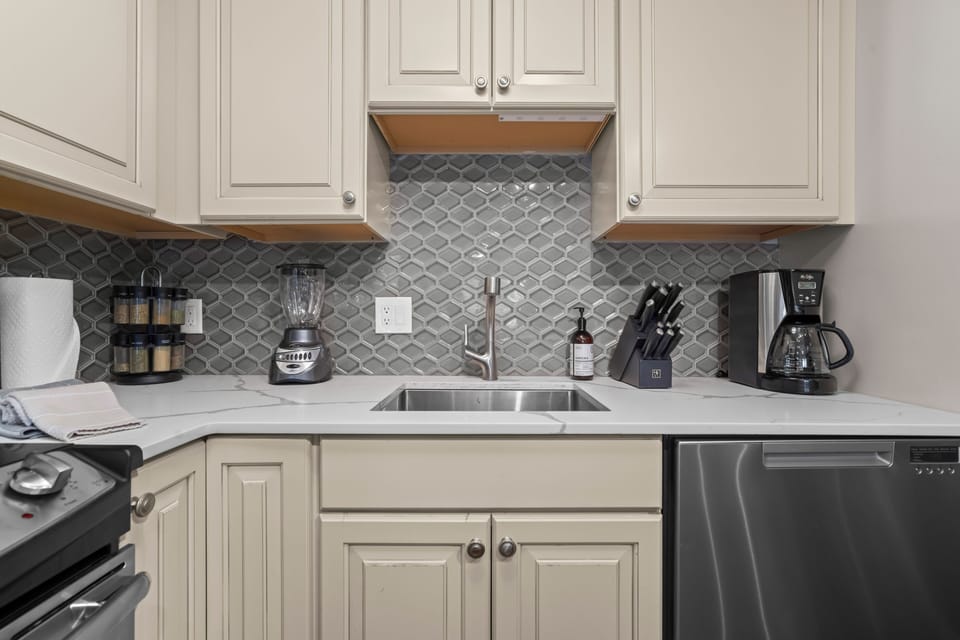 Updated fully-stocked kitchen
