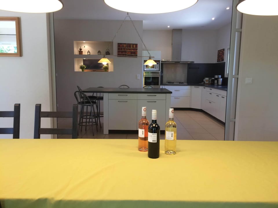 Have a glass of wine of La Belle Pierre, wine cave of Beaucaire!