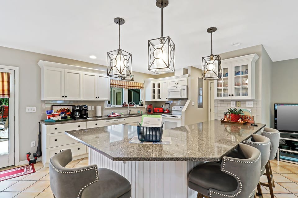 Great counter for having breakfast (or any meal!)
