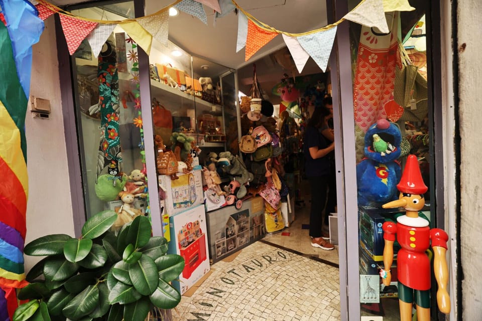 Magical boutique (150m): wooden toys and quality gifts.