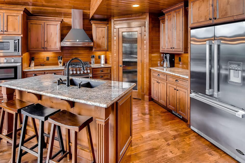 Crestview - Vacation Rental 365 - Gourmet lodge kitchen with built-in pantry, granite island, and premium appliances