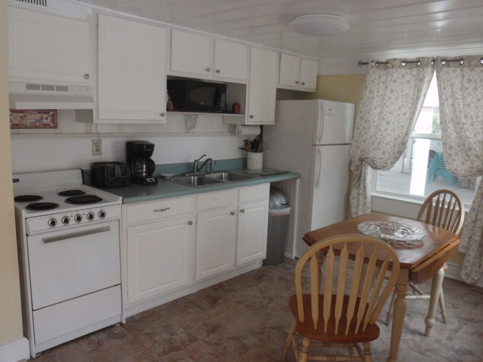Kitchen features additional eat-in space