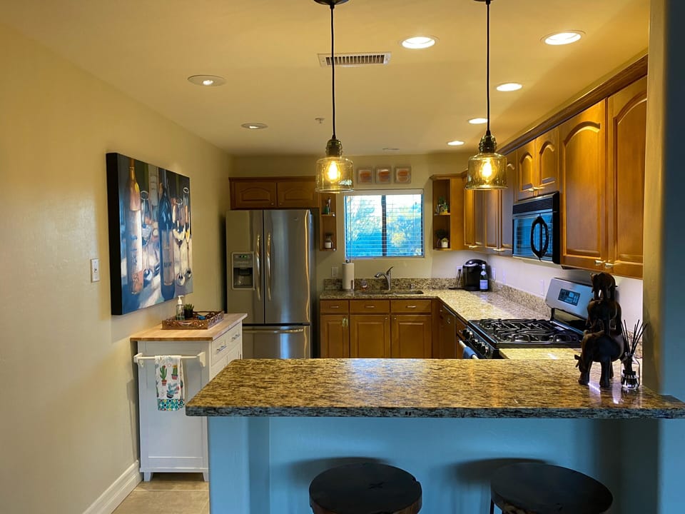 Fully stocked kitchen w/Keurig coffee machine!, Gas range, stainless appliances!