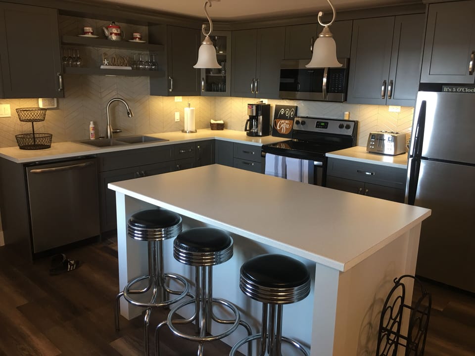 Kitchen fully equipped to make some amazing meals🍨🥧🍷🍔