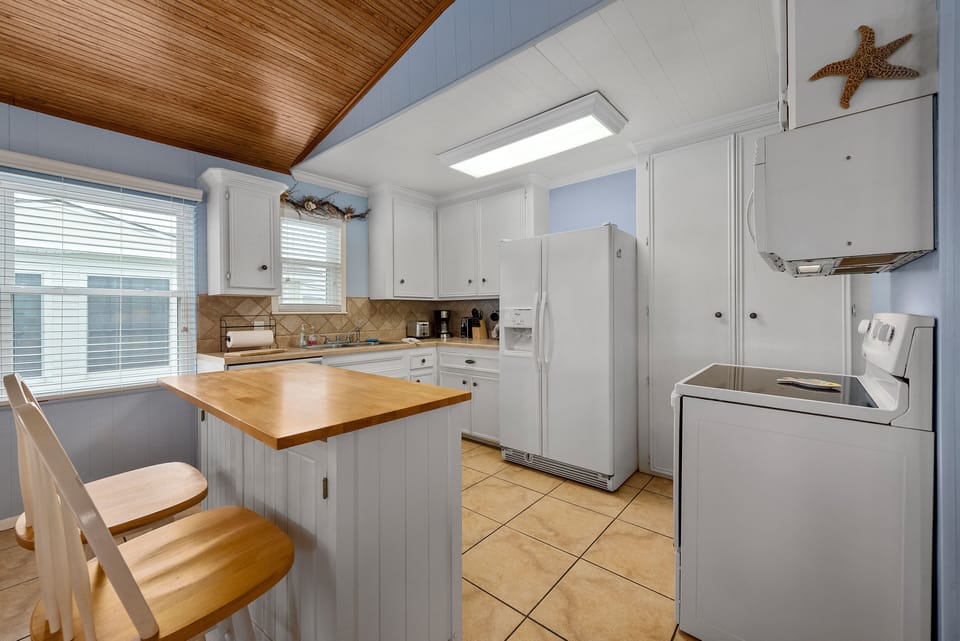 Lots of space in kitchen - All dishes, pots/pans, utensils, etc. are provided.