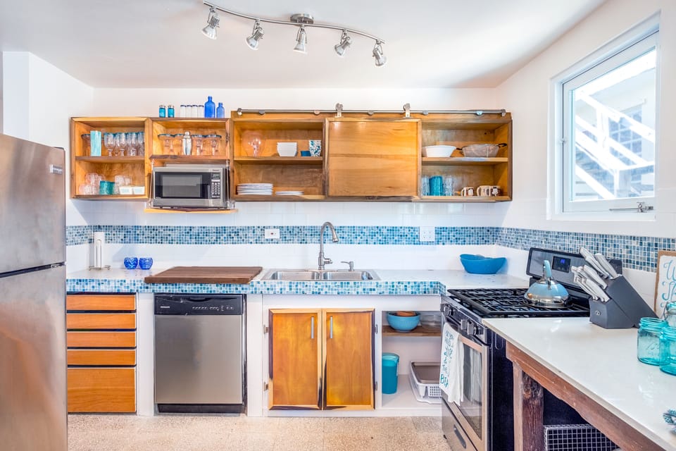 Fully equipped kitchen upstairs Unit B