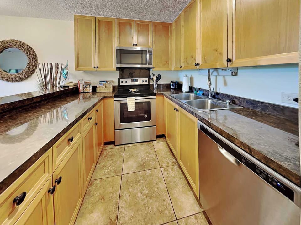 Full Kitchen - Stainless Steel Appliances