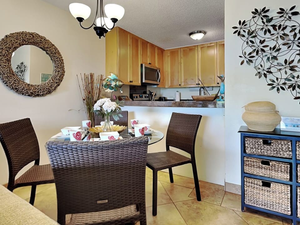 Dining Area - Seating for 4
