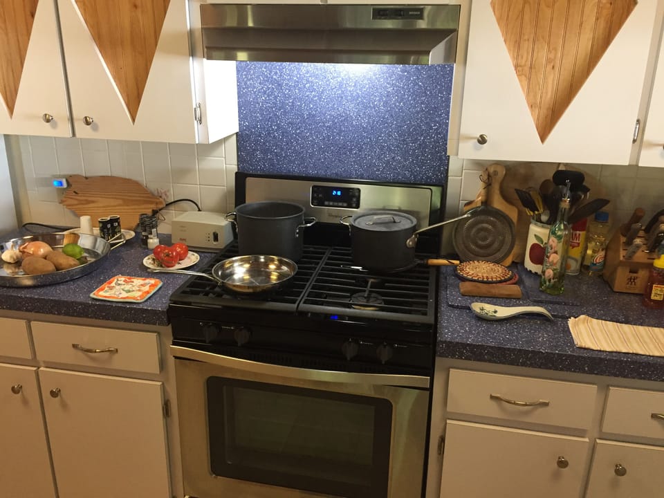 Great stove with powerful burner and quality cookware. 
