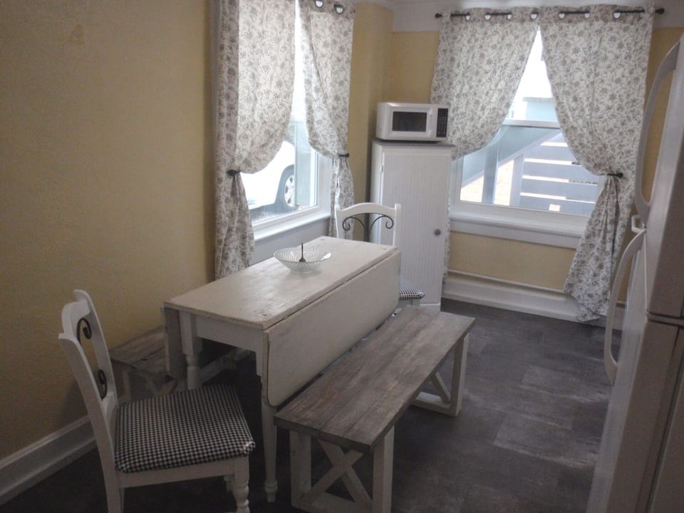 Eat-in Kitchen seating for all six!