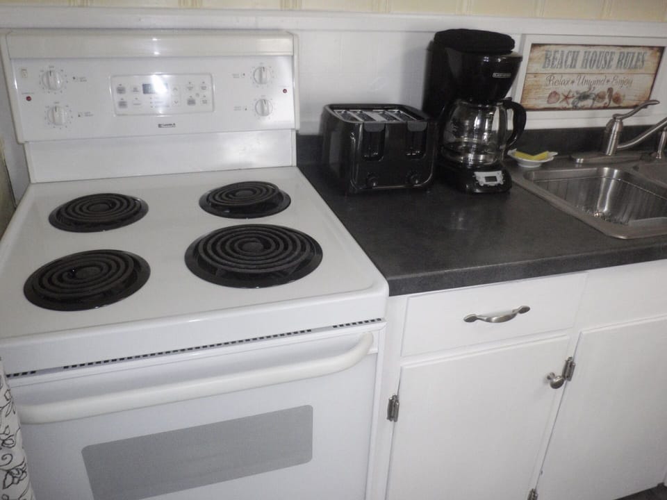 4-burner cooktop range, 4-slice toaster and coffee maker