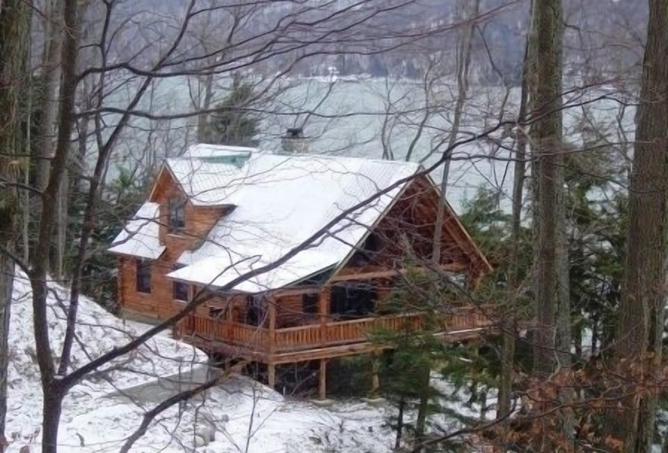 Luxury Log Cabin in the Woods on Skaneateles Lake