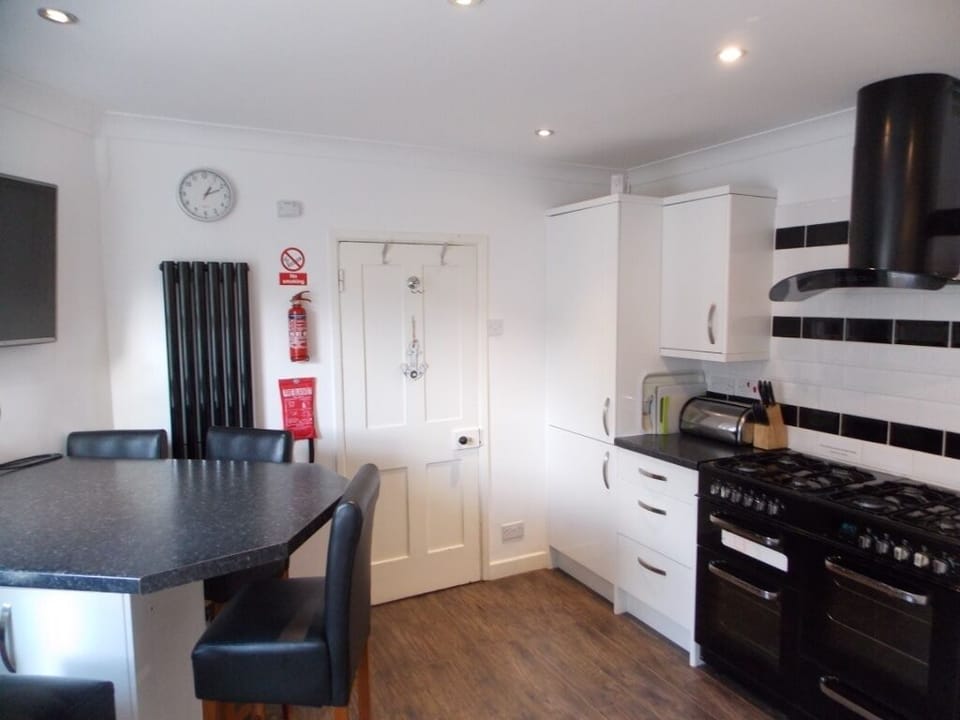 Kitchen - seats 6